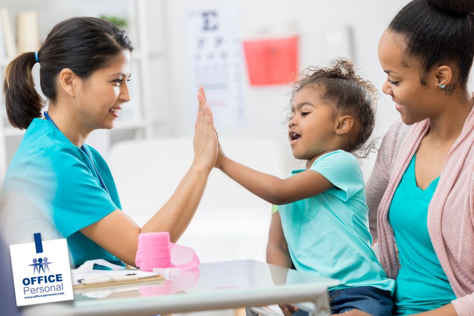 Gesundheits- und Kinderkrankenpfleger, Praxis, Kind, Frau