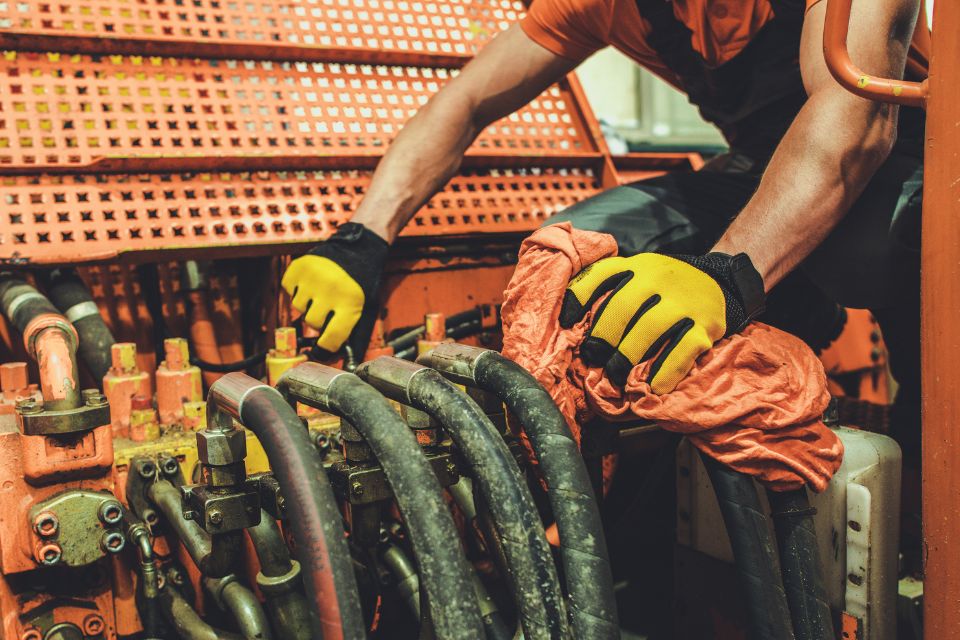 Land- und Baumaschinenmechatroniker,Traktor, Landwirtschaft, Arbeiter, Mechaniker
