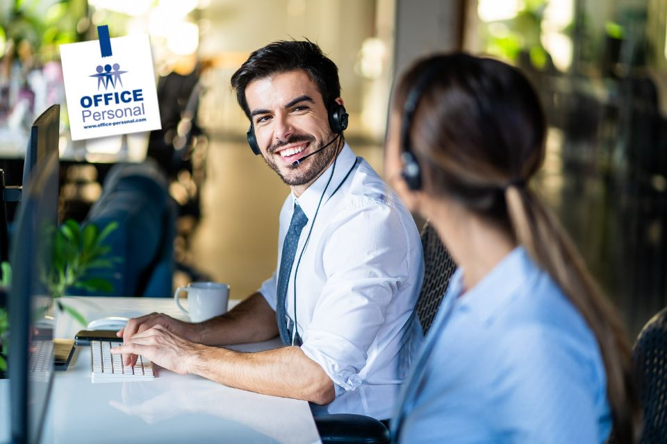 Vertriebsmitarbeiter*in, Callcenter, Headset, Computer, Frau, Mann