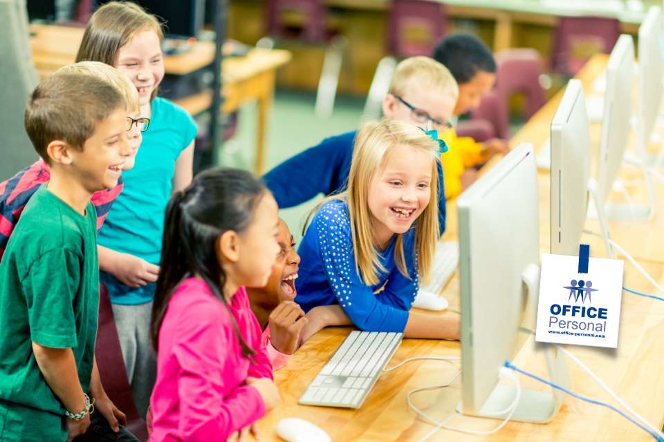 Erzieher, Kinder, Schule, Mädchen, Jungen, Computer