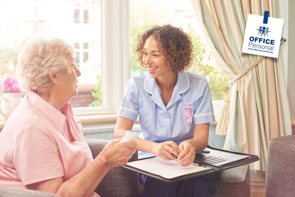 Pflegehelfer, Pflegehelferin, ambulant, Frau, Patientin